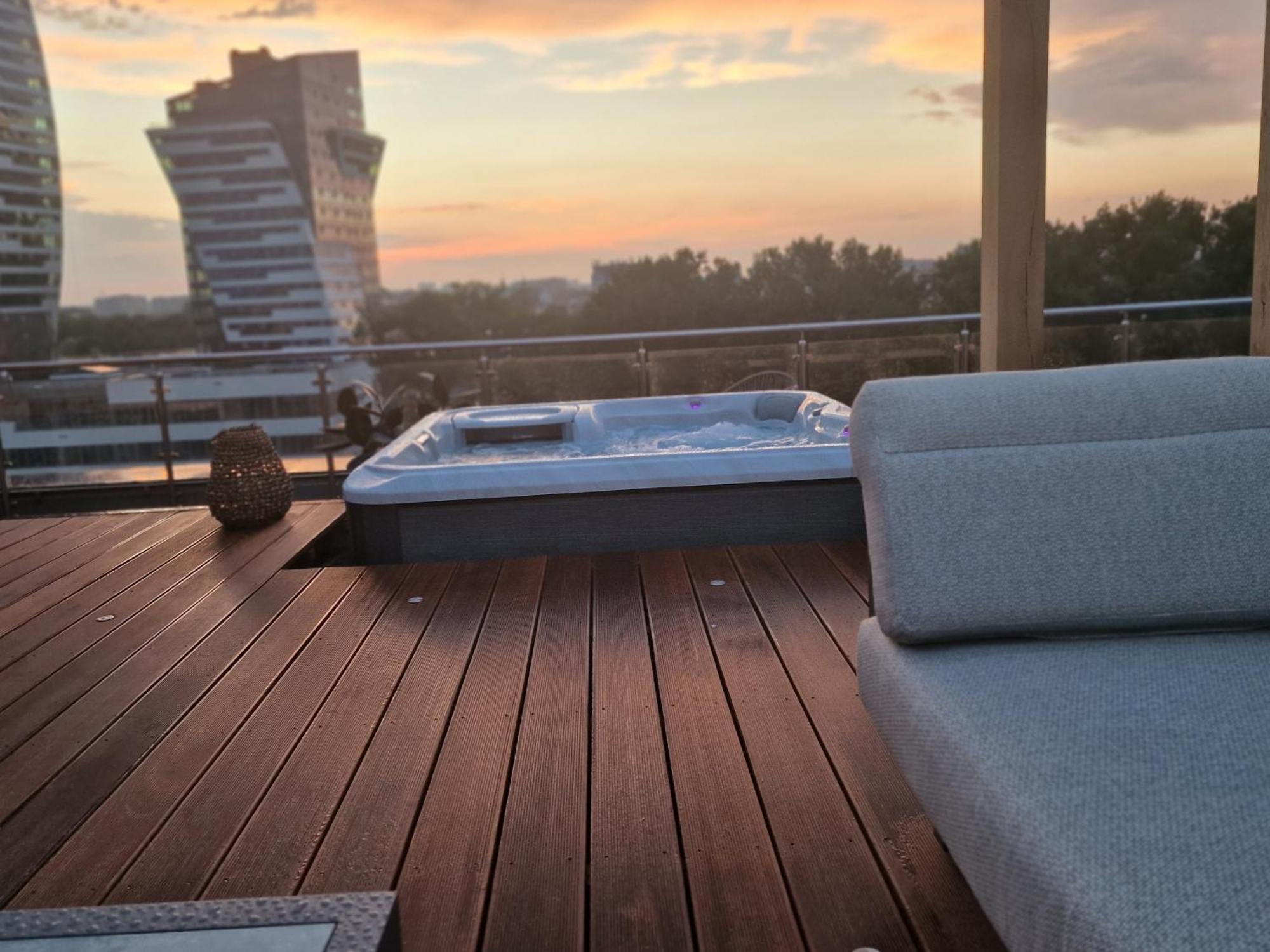 Luxury Penthouse Apartment *