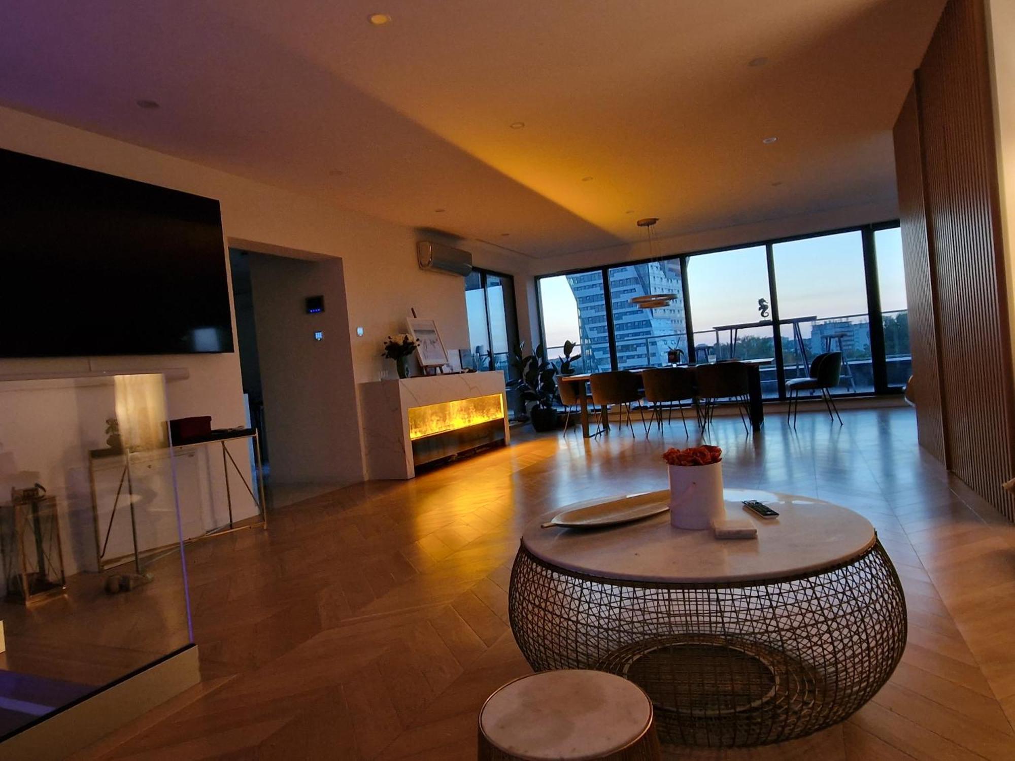 Luxury Penthouse Apartment *